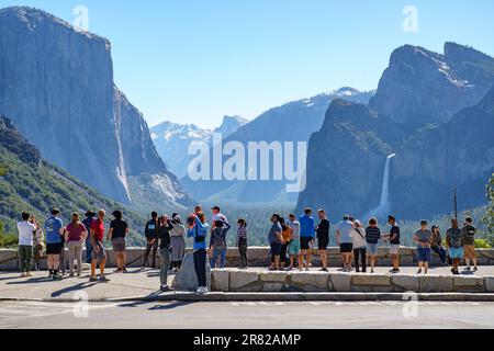 Yosemite Parco Nazionale folle turistiche, Tunnel View, National Parks Service, affollato, turisti, visitatori, fotografi, scattare foto. Foto Stock