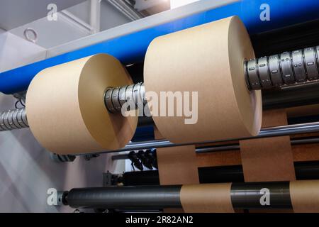 Stampa e confezionamento da rotoli di carta riciclata, macchina confezionatrice di buste industriale commerciale, fabbricazione di carta ondulata e contenitori di pappa Foto Stock