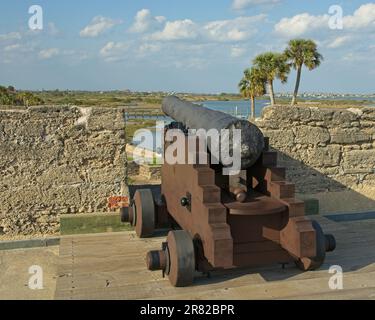 Il canone coloniale spagnolo custodisce il fiume Matanzas dal muro in muratura di pietra coquina della fortificazione del Castillo de San Marcos del XVII secolo Foto Stock