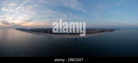 Vista aerea di Brighton Beach e Coney Island con Manhattan sullo sfondo al tramonto. Foto Stock
