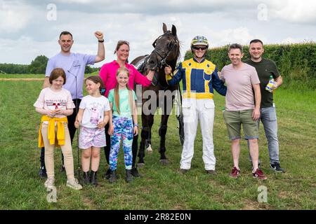 Vickerstown, Co.. Laois, Irlanda. 18th giugno, 2023. L'Irish Harness Racing Association (IHRA) ha tenuto oggi il primo incontro di gara a Vickerstown. Una carta da corsa del 9 si è rivelata popolare con una grande folla di spettatori. Vincitore della gara finale è stato 'Fairplay Briolais', guidato da Ronan Norton. Credit: AG News/Alamy Live News Foto Stock