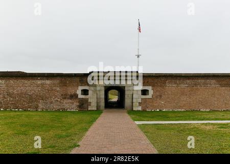 Ingresso a Fort Moultrie sull'isola di Sullivan, Charleston, South Carolina, dalla guerra rivoluzionaria americana che protegge il porto con una batteria di armi da fuoco b Foto Stock