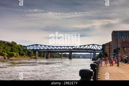 Il Queen Elizabeth II Bridge, porta la Tyne and Wear Metro tra Newcastle upon Tyne e Gateshead sul fiume Tyne nel nord-est dell'Inghilterra. Foto Stock