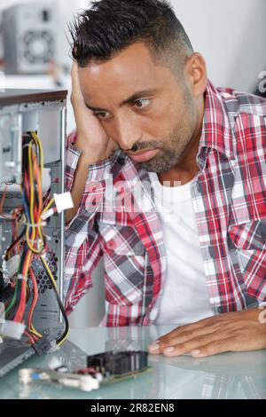 lavoratore maschio con un problema di cavo Foto Stock