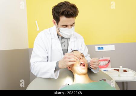 donna che ha denti esaminati a dentisti Foto Stock