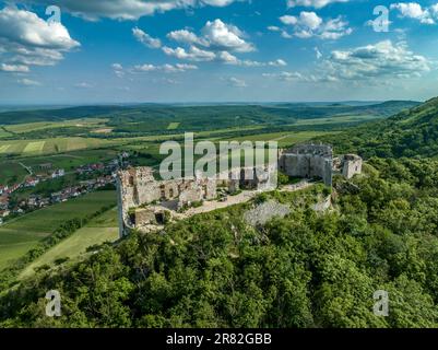 Vista aerea del castello di Devicky Dívčí Hrady nella Boemia meridionale sopra i vigneti di Pavlov con mura perimetrali ben conservate Foto Stock