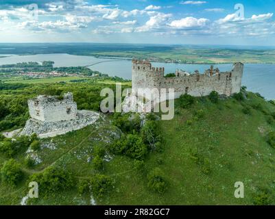 Vista aerea del castello di Devicky Dívčí Hrady nella Boemia meridionale sopra i vigneti di Pavlov con mura perimetrali ben conservate Foto Stock