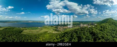 Vista aerea del castello di Devicky Dívčí Hrady nella Boemia meridionale sopra i vigneti di Pavlov con mura perimetrali ben conservate Foto Stock