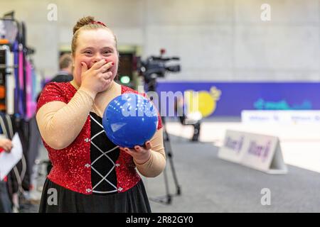 Berlino, Germania. 18th giugno, 2023. Un atleta si fa tifo per la sua competizione nella disciplina sportiva ritmica di ginnastica durante le Olimpiadi speciali Summer World Games Berlin 2023 nel centro congressi Messe. I Giochi di Berlino del 2023 ospiteranno 7000 atleti con disabilità didattiche provenienti da 190 paesi. Le Olimpiadi speciali sono un'organizzazione benefica internazionale che mira a includere gli individui con disabilità didattiche nel regno degli sport olimpici. Berlino 2023 è il più grande evento sportivo e benefico del 2023. Credit: SOPA Images Limited/Alamy Live News Foto Stock