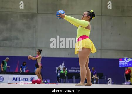 Berlino, Germania. 18th giugno, 2023. Gli atleti si sfidano nella disciplina sportiva ritmica di ginnastica durante le Olimpiadi speciali Summer World Games Berlin 2023 nel centro congressi Messe. I Giochi di Berlino del 2023 ospiteranno 7000 atleti con disabilità didattiche provenienti da 190 paesi. Le Olimpiadi speciali sono un'organizzazione benefica internazionale che mira a includere gli individui con disabilità didattiche nel regno degli sport olimpici. Berlino 2023 è il più grande evento sportivo e benefico del 2023. Credit: SOPA Images Limited/Alamy Live News Foto Stock