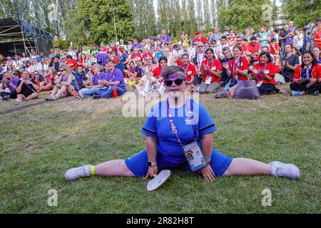 Berlino, Germania. 18th giugno, 2023. Un atleta posa durante una cerimonia di premiazione durante le Olimpiadi speciali Summer World Games Berlin 2023 nel centro congressi Messe. I Giochi di Berlino del 2023 ospiteranno 7000 atleti con disabilità didattiche provenienti da 190 paesi. Le Olimpiadi speciali sono un'organizzazione benefica internazionale che mira a includere gli individui con disabilità didattiche nel regno degli sport olimpici. Berlino 2023 è il più grande evento sportivo e benefico del 2023. Credit: SOPA Images Limited/Alamy Live News Foto Stock