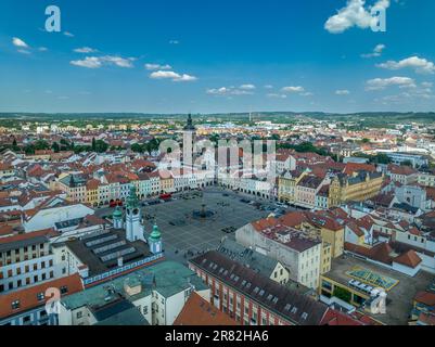 Vista aerea del famoso produttore di birra, la città ceca di Ceske Budejovice, centro medievale con case colorate, mura cittadine e torri vicino al fiume Moldava Foto Stock