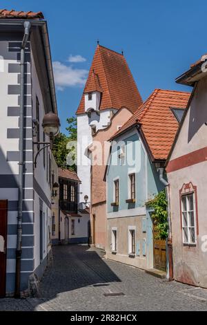 Vista aerea del famoso produttore di birra, la città ceca di Ceske Budejovice, centro medievale con case colorate, mura cittadine e torri vicino al fiume Moldava Foto Stock