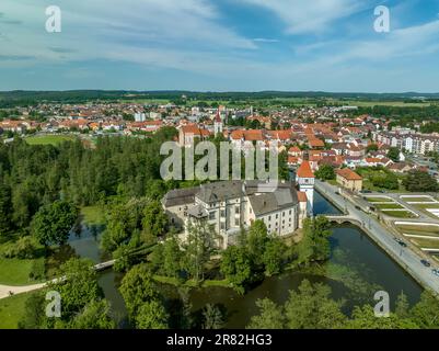 Vista aerea del castello medievale sull'acqua di Blatna con torri, torrette e vasti terreni in Boemia Foto Stock