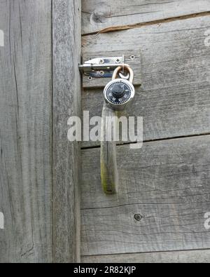 Una serratura a combinazione su un bullone che impedisce l'apertura di un armadio. Foto Stock