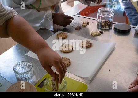 Mimet, Francia. 16th giugno, 2023. Gli adolescenti partecipano a una lezione di cucina presso il Centro. Jean-Christophe Combe, ministro francese della solidarietà, dell'autonomia e delle disabilità, visita il CREADOP Val Pré Vert (SSR pediatria) sul tema dell'obesità infantile a Mimet. (Foto di Laurent Coust/SOPA Images/Sipa USA) Credit: Sipa USA/Alamy Live News Foto Stock