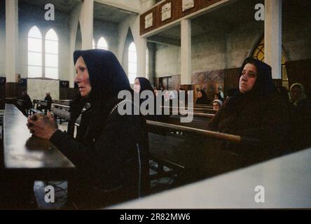 Nicolae Bălcescu, Bacau County, Romania, 1990. Fedeli locali durante il servizio all'interno della Chiesa cattolica "Sacro cuore di Dio" (1969-1978). Foto Stock