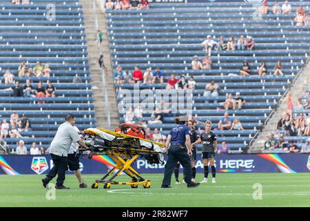 Bridgeview, Stati Uniti. 18th giugno, 2023. Chicago, USA, 18 giugno 2023: Una barella viene portata sul campo durante la partita di calcio NWSL tra le Chicago Red Stars e il Portland Thorns FC domenica 18 giugno allo stadio Seat Geek di Bridgeview, USA. (NESSUN UTILIZZO COMMERCIALE). (Shaina Benhyoun/SPP) Credit: SPP Sport Press Photo. /Alamy Live News Foto Stock