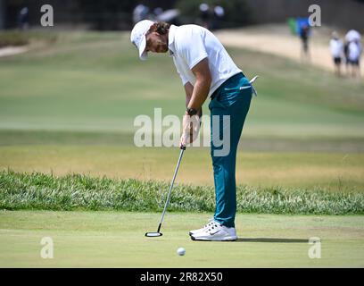 Los Angeles, Stati Uniti. 18th giugno, 2023. Tommy Fleetwood dell'Inghilterra putta per la par 17th buca durante l'ultimo round del 2023 U.S. Open Golf Championship al Los Angeles Country Club di Los Angeles, California, domenica 18 giugno 2023. Fleetwood ha girato un 63 per il giorno. Foto di Alex Gallardo/UPI Credit: UPI/Alamy Live News Foto Stock