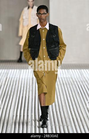 Milano, Italia. 18th giugno, 2023. PRADA MenÄôs Primavera Estate 2024 pista durante la settimana della Moda di Milano il 2023 giugno - Milano; Italia 18/06/2023 Credit: dpa/Alamy Live News Foto Stock