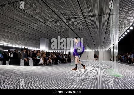 Milano, Italia. 18th giugno, 2023. PRADA MenÄôs Primavera Estate 2024 pista durante la settimana della Moda di Milano il 2023 giugno - Milano; Italia 18/06/2023 Credit: dpa/Alamy Live News Foto Stock