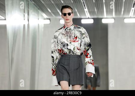 Milano, Italia. 18th giugno, 2023. PRADA MenÄôs Primavera Estate 2024 pista durante la settimana della Moda di Milano il 2023 giugno - Milano; Italia 18/06/2023 Credit: dpa/Alamy Live News Foto Stock