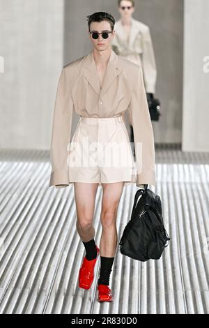 Milano, Italia. 18th giugno, 2023. PRADA MenÄôs Primavera Estate 2024 pista durante la settimana della Moda di Milano il 2023 giugno - Milano; Italia 18/06/2023 Credit: dpa/Alamy Live News Foto Stock