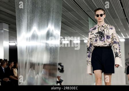 Milano, Italia. 18th giugno, 2023. PRADA MenÄôs Primavera Estate 2024 pista durante la settimana della Moda di Milano il 2023 giugno - Milano; Italia 18/06/2023 Credit: dpa/Alamy Live News Foto Stock