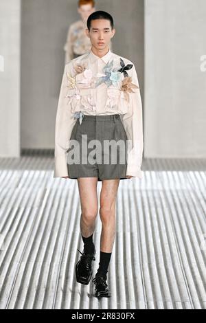 Milano, Italia. 18th giugno, 2023. PRADA MenÄôs Primavera Estate 2024 pista durante la settimana della Moda di Milano il 2023 giugno - Milano; Italia 18/06/2023 Credit: dpa/Alamy Live News Foto Stock