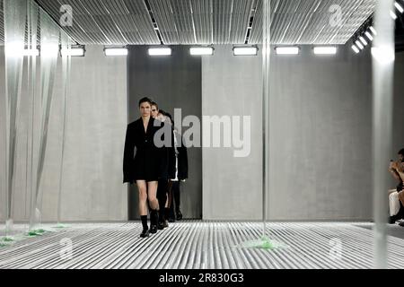 Milano, Italia. 18th giugno, 2023. PRADA MenÄôs Primavera Estate 2024 pista durante la settimana della Moda di Milano il 2023 giugno - Milano; Italia 18/06/2023 Credit: dpa/Alamy Live News Foto Stock