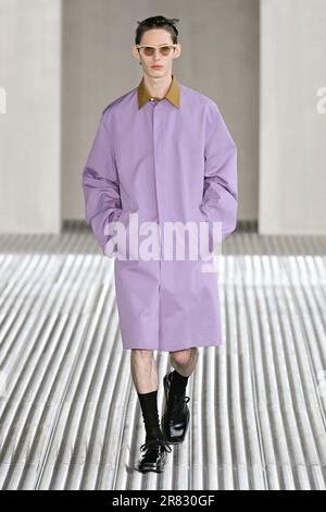 Milano, Italia. 18th giugno, 2023. PRADA MenÄôs Primavera Estate 2024 pista durante la settimana della Moda di Milano il 2023 giugno - Milano; Italia 18/06/2023 Credit: dpa/Alamy Live News Foto Stock