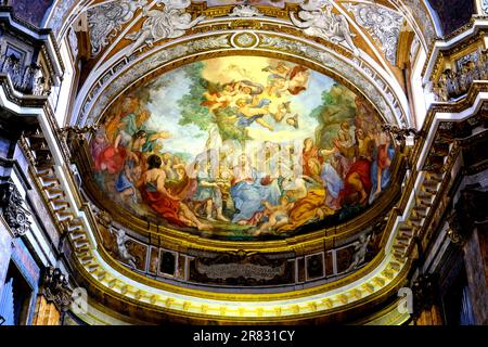 L'affresco del Miracolo della moltiplicazione nella Basilica di Sant'Andrea delle Fratte a Roma Italia Foto Stock