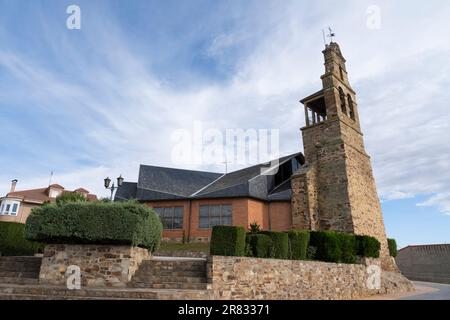 Iglesia de Santos Justo y Pastor lungo il Camino Frances nel villaggio di San Justo de la Vega in Leon, Spagna. Questo antico percorso della Via di San Foto Stock