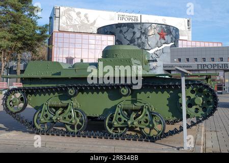 KIROVSK, RUSSIA - 24 OTTOBRE 2022: Primo piano del carro armato anfibio leggero T-38 sullo sfondo dell'edificio del panorama museale Foto Stock