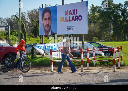 Firmat, Argentina. 09th giugno, 2023. Un cartellone di propaganda elettorale in vista delle elezioni primarie mostra il candidato all'opposizione per il governatore Maxi Pullaro su un passaggio di livello a Firmat. Santa Fe, il terzo distretto elettorale del paese, ha date separate per le elezioni nazionali e provinciali, con un risultato di quattro mesi consecutivi. Credit: SOPA Images Limited/Alamy Live News Foto Stock