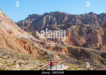 I viaggiatori d'avventura potranno ammirare i capolavori della natura in Danxia Geopark, Zhangye, Gansu, Cina. Cielo blu con spazio di copia per il testo Foto Stock