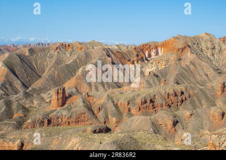 Vista aerea di Danxia Binggou Canyon rilievi in Zhangye, Sunan Regione, Provincia di Gansu, Cina. Sharp picchi appuntiti nel Geoparco. Strada a valle su un Foto Stock