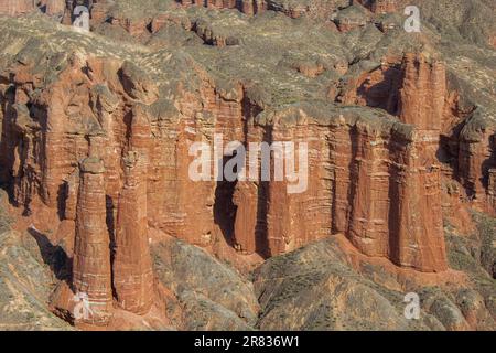 Natura sculture in Danxia Binggou Canyon rilievi in Zhangye, Sunan Regione, Provincia di Gansu, Cina. Pietra arenaria rossa rocce del Geoparco. Pietre Rosse un Foto Stock