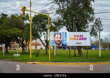 Firmat, Santa Fe, Argentina. 9th giugno, 2023. Un cartellone di propaganda elettorale in vista delle elezioni primarie mostra il candidato all'opposizione per il governatore Maxi Pullaro su un passaggio di livello a Firmat. Santa Fe, il terzo distretto elettorale del paese, ha date separate per le elezioni nazionali e provinciali, con un risultato di quattro mesi consecutivi. (Credit Image: © Patricio Murphy/SOPA Images via ZUMA Press Wire) SOLO PER USO EDITORIALE! Non per USO commerciale! Foto Stock