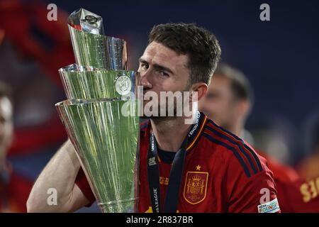 ROTTERDAM, Paesi Bassi. , . José Ignacio Fernández Iglesias conosciuto come Nacho con il Trofeo, SPAGNA vs CROAZIA - SPANIEN - KROATIEN, FINALE, Football Match per la UEFA NATIONS LEAGUE in Olanda 2023 a Rotterdam su 18. Giugno 2023. SPAGNA è il vincitore della Coppa, foto e copyright di Jun QIAN/ATP immagini (QIAN Jun/ATP/SPP) Credit: SPP Sport Press Photo. /Alamy Live News Foto Stock