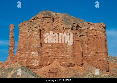 Castello di pietra arenaria Louvre. Binggou Danxia landform, Zhangye National geopark, Cina, cielo blu con spazio di copia per il testo Foto Stock