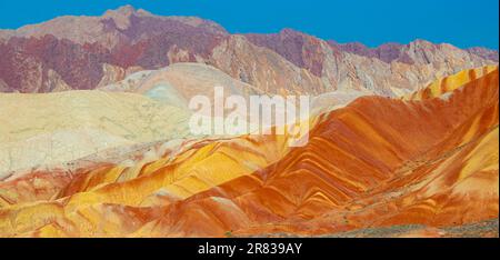 Panorama dei tre strati delle montagne dell'arcobaleno, geopark di Zhangye Danxia, Cina. Immagine ravvicinata con spazio di copia Foto Stock