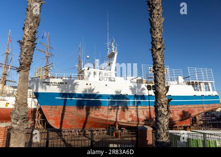 Nave da pesca Louisa-Claire in dark dock - Città del Capo, Sud Africa Foto Stock