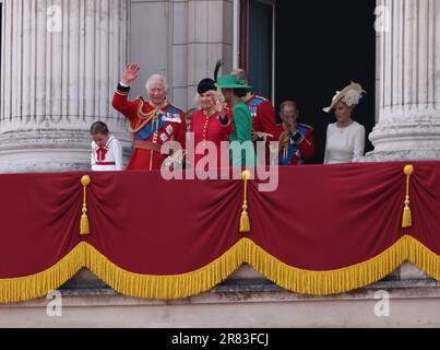 Londra, Regno Unito. 17th giugno, 2023. Re Carlo III, ondeggia verso la folla mentre si trova sul balcone insieme alla regina Camilla, alla Trooping del colore. La ricerca del colore segna tradizionalmente il compleanno ufficiale del Sovrano e 1.400 soldati, 200 cavalli e 400 musicisti sfilano per re Carlo III, con l'evento che termina con un cavalcavia RAF come orologio della Famiglia reale dal balcone di Buckingham Palace. Credit: Paul Marriott/Alamy Live News Foto Stock