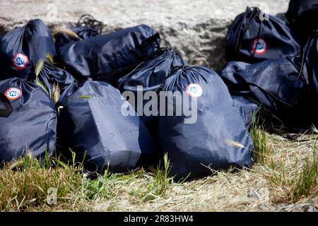 Briancon, Francia. 18th giugno, 2023. Gli zaini dei volontari del Servizio Civico Nazionale, Francia il 18 giugno 2023. I giovani volontari della SNU (Servizio Nazionale universale) in uno stage ad Ancelle nelle Hautes-Alpes partecipano alla cerimonia di commemorazione del 83rd° anniversario dell'appello del 18 giugno 1940 a Briancon. Foto di Thibaut Durand/ABACAPRESS.COM Credit: Abaca Press/Alamy Live News Foto Stock