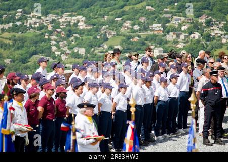 Briancon, Francia. 18th giugno, 2023. I giovani volontari del Servizio Civico Nazionale si sono schierati per la commemorazione, in Francia, il 18 giugno 2023. I giovani volontari della SNU (Servizio Nazionale universale) in uno stage ad Ancelle nelle Hautes-Alpes partecipano alla cerimonia di commemorazione del 83rd° anniversario dell'appello del 18 giugno 1940 a Briancon. Foto di Thibaut Durand/ABACAPRESS.COM Credit: Abaca Press/Alamy Live News Foto Stock