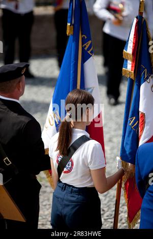 Briancon, Francia. 18th giugno, 2023. Un volontario del Servizio Civico Nazionale agisce come portatore di bandiera, in Francia, il 18 giugno 2023. I giovani volontari della SNU (Servizio Nazionale universale) in uno stage ad Ancelle nelle Hautes-Alpes partecipano alla cerimonia di commemorazione del 83rd° anniversario dell'appello del 18 giugno 1940 a Briancon. Foto di Thibaut Durand/ABACAPRESS.COM Credit: Abaca Press/Alamy Live News Foto Stock