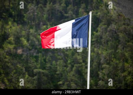 Briancon, Francia. 18th giugno, 2023. La bandiera francese, Francia il 18 giugno 2023. I giovani volontari della SNU (Servizio Nazionale universale) in uno stage ad Ancelle nelle Hautes-Alpes partecipano alla cerimonia di commemorazione del 83rd° anniversario dell'appello del 18 giugno 1940 a Briancon. Foto di Thibaut Durand/ABACAPRESS.COM Credit: Abaca Press/Alamy Live News Foto Stock