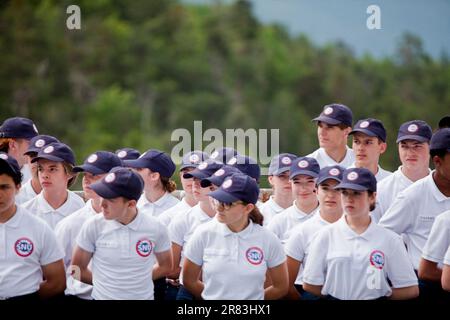 Briancon, Francia. 18th giugno, 2023. I giovani volontari del Servizio Civico Nazionale si sono schierati per la commemorazione, in Francia, il 18 giugno 2023. I giovani volontari della SNU (Servizio Nazionale universale) in uno stage ad Ancelle nelle Hautes-Alpes partecipano alla cerimonia di commemorazione del 83rd° anniversario dell'appello del 18 giugno 1940 a Briancon. Foto di Thibaut Durand/ABACAPRESS.COM Credit: Abaca Press/Alamy Live News Foto Stock