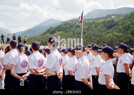 Briancon, Francia. 18th giugno, 2023. I giovani volontari del Servizio Civico Nazionale si sono schierati per la commemorazione, in Francia, il 18 giugno 2023. I giovani volontari della SNU (Servizio Nazionale universale) in uno stage ad Ancelle nelle Hautes-Alpes partecipano alla cerimonia di commemorazione del 83rd° anniversario dell'appello del 18 giugno 1940 a Briancon. Foto di Thibaut Durand/ABACAPRESS.COM Credit: Abaca Press/Alamy Live News Foto Stock